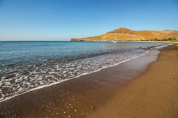 chrousos-strand-lesbos-mooi