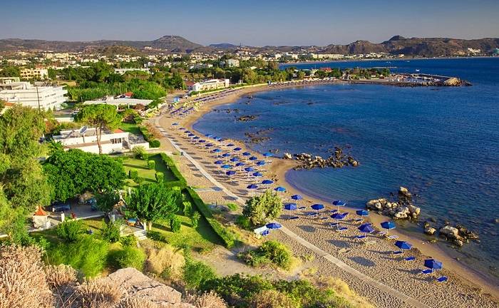 faliraki-rhodos-vakantie-bestemming-badplaats-uitgaan-jongeren