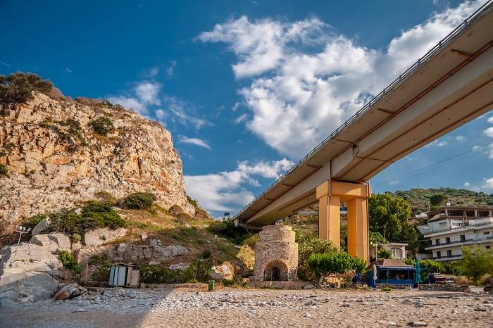 paleokastro-strand-kreta-onder-brug