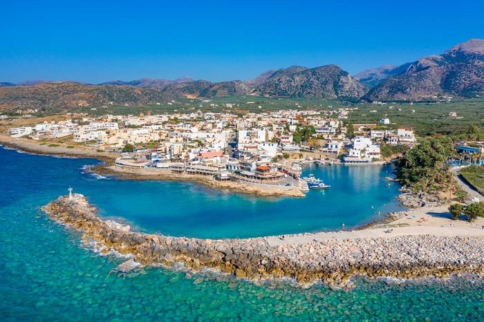 sissi-kreta-leuke-badplaats-dorp